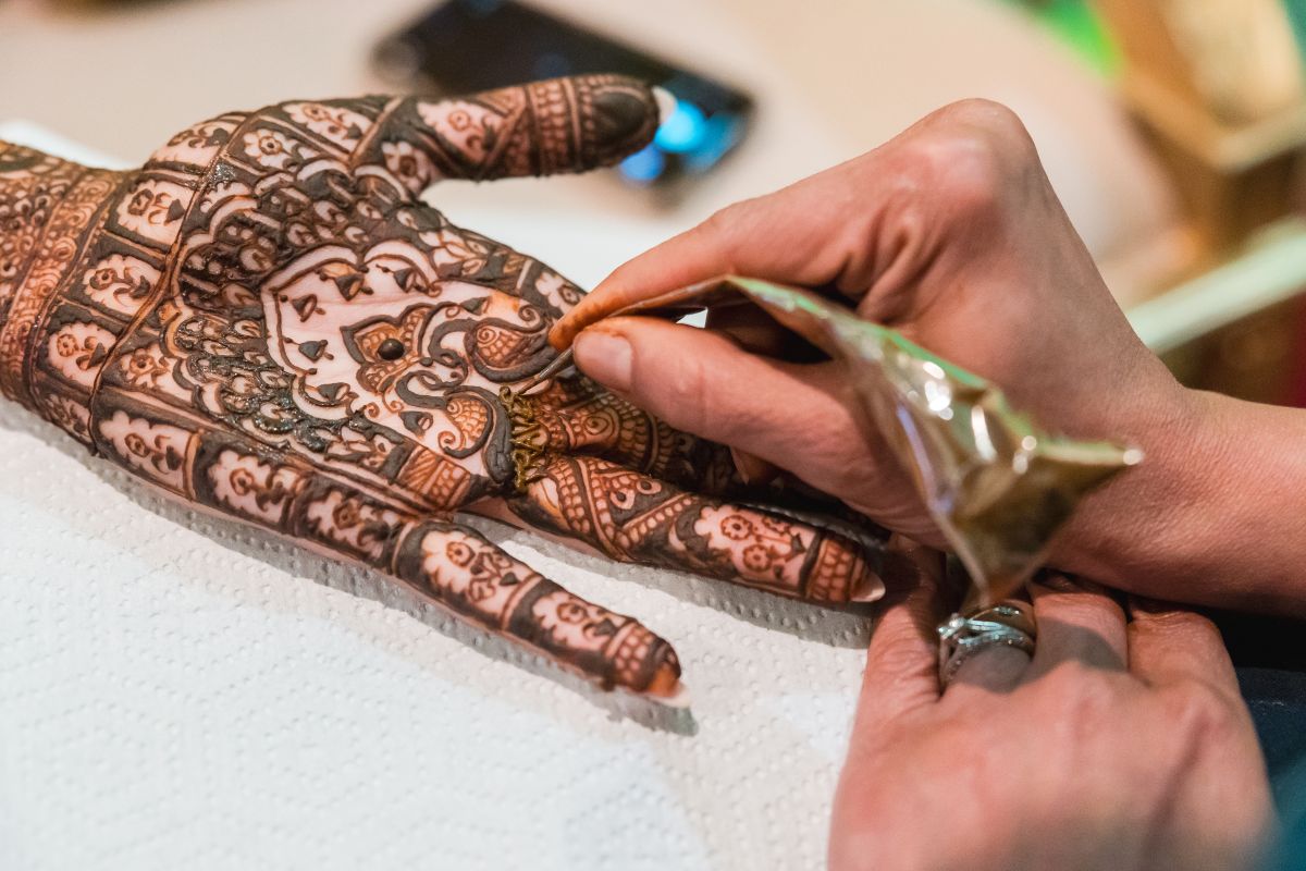ptaufiq Indian wedding Della Terra Mountain Chateau Colorado Mehendi 5